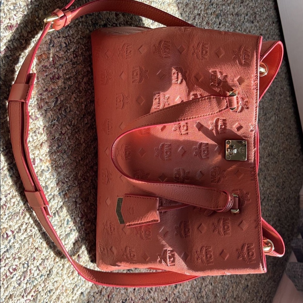 MCM essential Tote Bag in Monogram Leather
